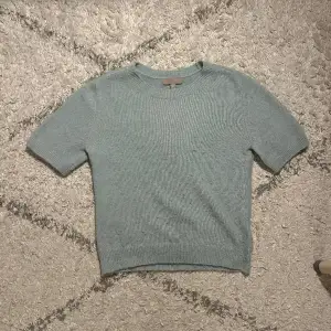 Säljer min stickade t shirt från H&M då den ej kommer till användning. Den är i en fin ljusblå nästan turkos färg. Tröjan är lite nopprig men inget man direkt tänker på.💓