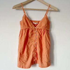 Topp - Mycket bra skick. Storlek S (XS). Använd gärna KÖP NU om du vill köpa.