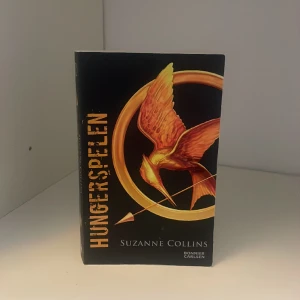 Hungerspelen av Suzanne Collins - Bok i bra skick som är utläst men, mycket fin och inga skador eller veck i boken.