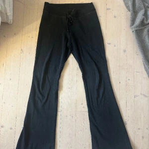 Brandy Melville yoga pants - Säljer nu mina superfina yoga pants ifrån Brandy Melville💗De är i storleken onesize men passar XS-M beroende på hur tajt/löst man vill att de ska sitta💗😊De har inga defekter är i nyskick💗