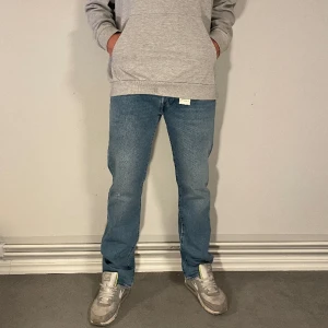Levis 501 - 28.Hej! Säljer nu dessa helt nya Levis jeans. Modellen är 184cm Nypris