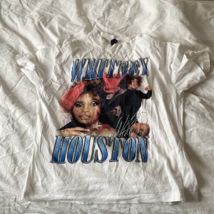 Whitney huston tröja - Jätttefin tröja med tryck av whitney huston från h&m! Står storlek xs men den är ganska ocersizded så passar nog några storlekar större ☺️