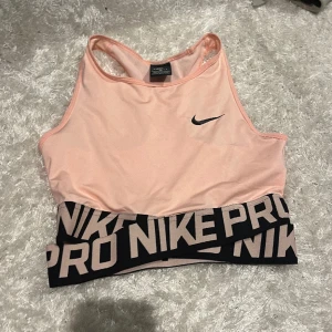 Nike topp  - Nike topp storlek S. Använd fåtal ggr  Kan frakta eller mötas upp. Pris kan diskuteras 