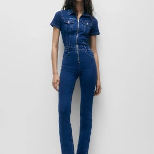 Jeans dress Pull and bear. - Jeansdress. Använd en gång. Nypris ca 600-700. Säljes för 250. Storlek L men liten i storleken!!! jag skulle säga M då jag är en stor S eller normal M. Stretchiga o super bekväma. Fler bilder kan ges.