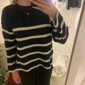 Stickad randig tröja - Grovstickad randig tröja i bra skick!