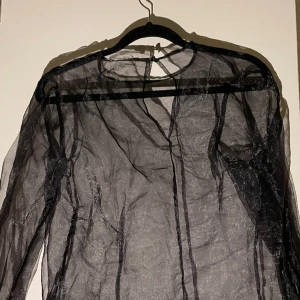 Genomskinlig långärmad  - Så svårt att ta bild på pga materialet haha. Men en otroligt snygg långärmad tröja men kan ha över tex en spets topp/BH. Väldigt skönt material. 