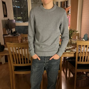 Stickad tröja blå - Blå stickad tröja från Dobber. Skicket är mycket bra och modellen är 175cm. 