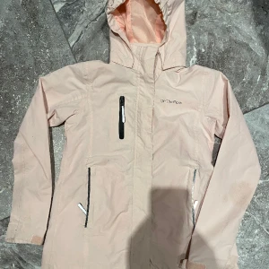 Allväderjacka, nästan ny!  - Knappt använd jacka från on the peak. Rosa och flickor i storlek 146/152. Superfin! Rekommenderar! Säljer pga stor garderobrensning. Kika gärna på mina andra annonser, säljer mycket. Samfraktar gärna:) 