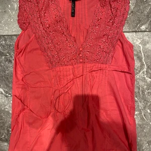 Topp stl.38/M - Söt rosa neon topp i storlek 38 alltså M. Säljer pga stor garderobrensning. Kika gärna på mina andra annonser, säljer mycket. Samfraktar gärna:)