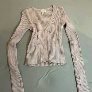 Cardigan  - Gullig cardigan i färgen ljus rosa, storlek xs-s