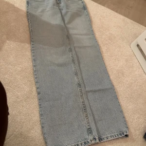 Jeans straight gina tricot  - Säljer dessa lågmidjade jeansen från gina tricot, knappt använda och har inte klippt dem. Passar inte mig. 