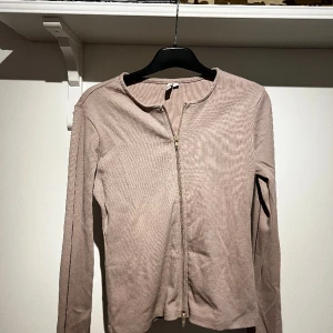 Tröja med dragkedja - Fin tröja med dragkedja som går att justera enligt smak. Bra skick. 