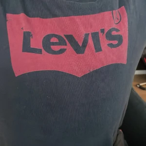 Levis tisha - Säljs för den inte passar längre