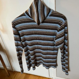 Ribbad polotröja 70-tal - Ribbad polotröja i 70-tals stil. Fint skick, inget att anmärka på. 