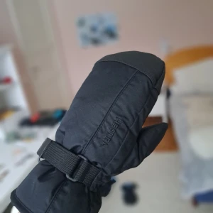 Hestra skidvantar - Säljer dessa tumvantar från hestra. Otroligt varma och sköna. Orginal priset är 500kr. Säljer billigt eftersom vill få de sålda!