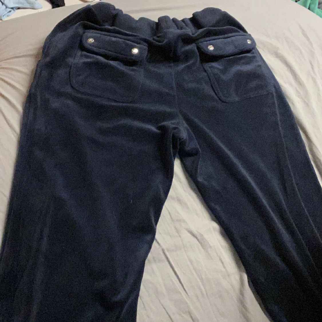 Mörkblåa juciy byxor  - 91