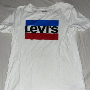Levis tröja ( s )  - Andvända törjan förr men inte längre! 8/10 skick ser lite andvänd ut men ingen märkvärdigt 