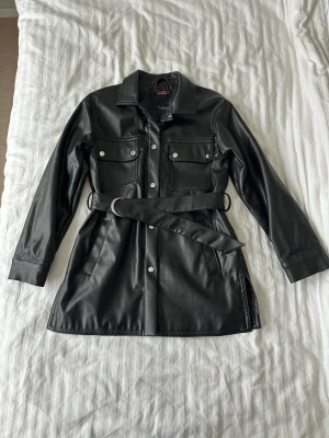 Jacka/skjorta - Jacka/skjorta från Pull&Bear med bälte i midjan