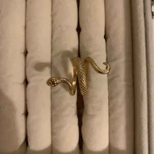 ORM RING - As cool guldig orm ring🫶 Fri frakt om du köper innan den 7 januari!🤩🙌