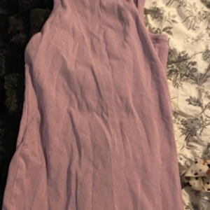 Klänning - En jättefin kramande, lång klänning ifrån Cubus i storlek 146-152 💜 Köparen står för frakt och frimärke, kan även mötas upp 🤍