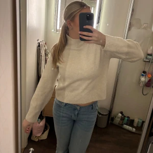 Stickad tröja - Superfin stickad tröja från uniqlo i en cremevit/beige färg 💖