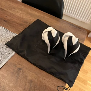 Versace pumps äkta  - Äkta pumps, läder, köpta i Versace butiken som fanns på Östermalm. Storlek 37, passar även en liten 38a. Fint skick, har sulat in dem