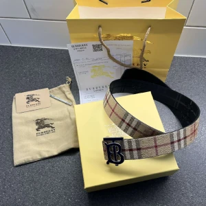 Burberry bälte - Helt oanvänd, skön och kan passa vilken jeans som helst. Matrialen är jätte skön och man kan byta färgen också svarta&vanliga (gula) 