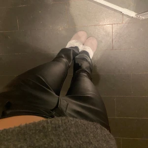 Skinnbyxor - Skinnbyxor ifrån design by si! Säljer då jag har två stycken!💞🪩🕺 as snygga och poppis