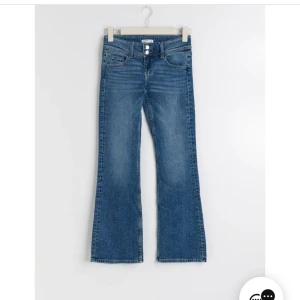Gina Young jeans  - Dom ser ut exakt som do på bilden fast mina har bara en knapp. Men det är exakt samma färg. Midjemåttet rakt över är 37 men går p göra mindre eller större om man vill det💗Jag är 168 och dom passar perfekt i längden för mig. Lägg gärna prisförslag!!