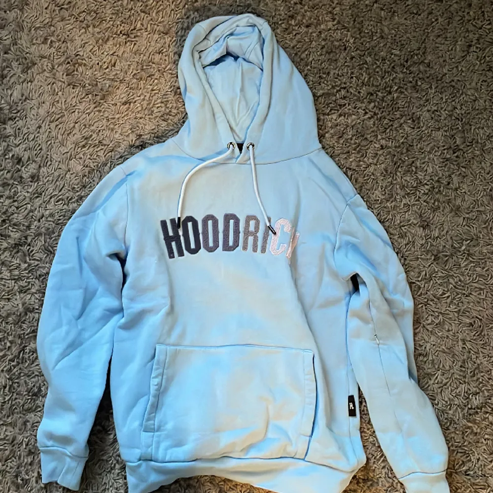 Nu säljer jag min hoodrich hoodie då den inte kommer till användning. Den är inte använd många gånger och är därmed i gott skick. Detta är en killmodell men har funkat lika bra på mig som tjej. Finns även matchande byxor att köpa till💕. Hoodies.