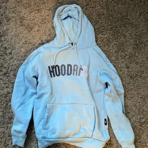 Hoodrich hoodie - Nu säljer jag min hoodrich hoodie då den inte kommer till användning. Den är inte använd många gånger och är därmed i gott skick. Detta är en killmodell men har funkat lika bra på mig som tjej. Finns även matchande byxor att köpa till💕