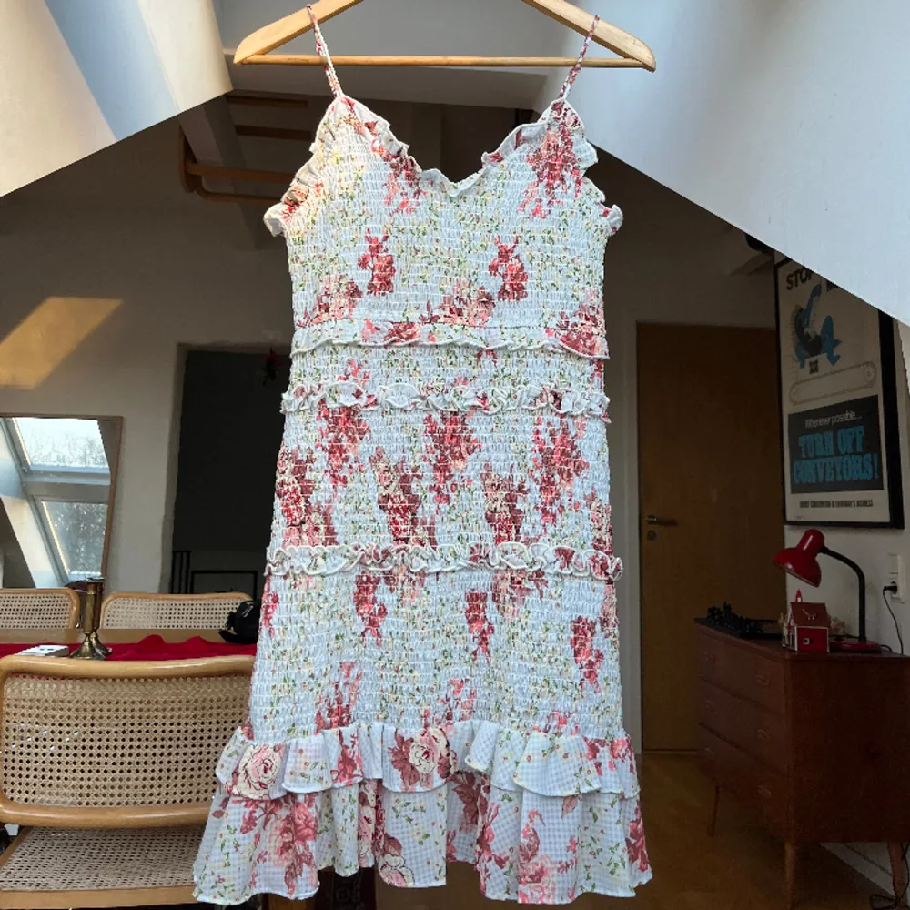 Stretchig klänning i blommigt mönster från Zara ( 5107/062/406 ). Köpt för några år sedan men aldrig använd. . Klänningar.