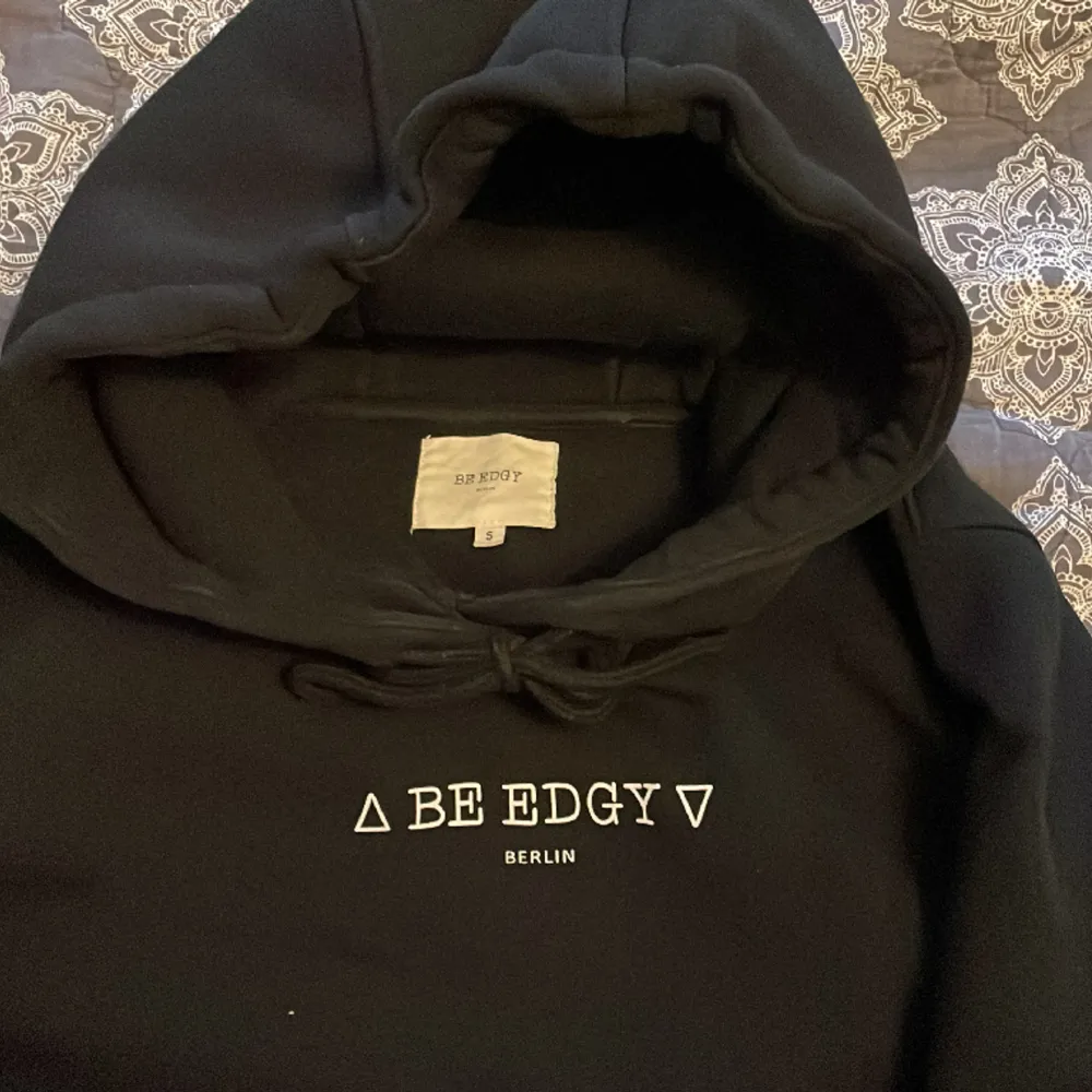 Hoodie med tryck ”BE EDGY” under ”BERLIN”, skick 10/10. Stor luva/huva. . Hoodies.