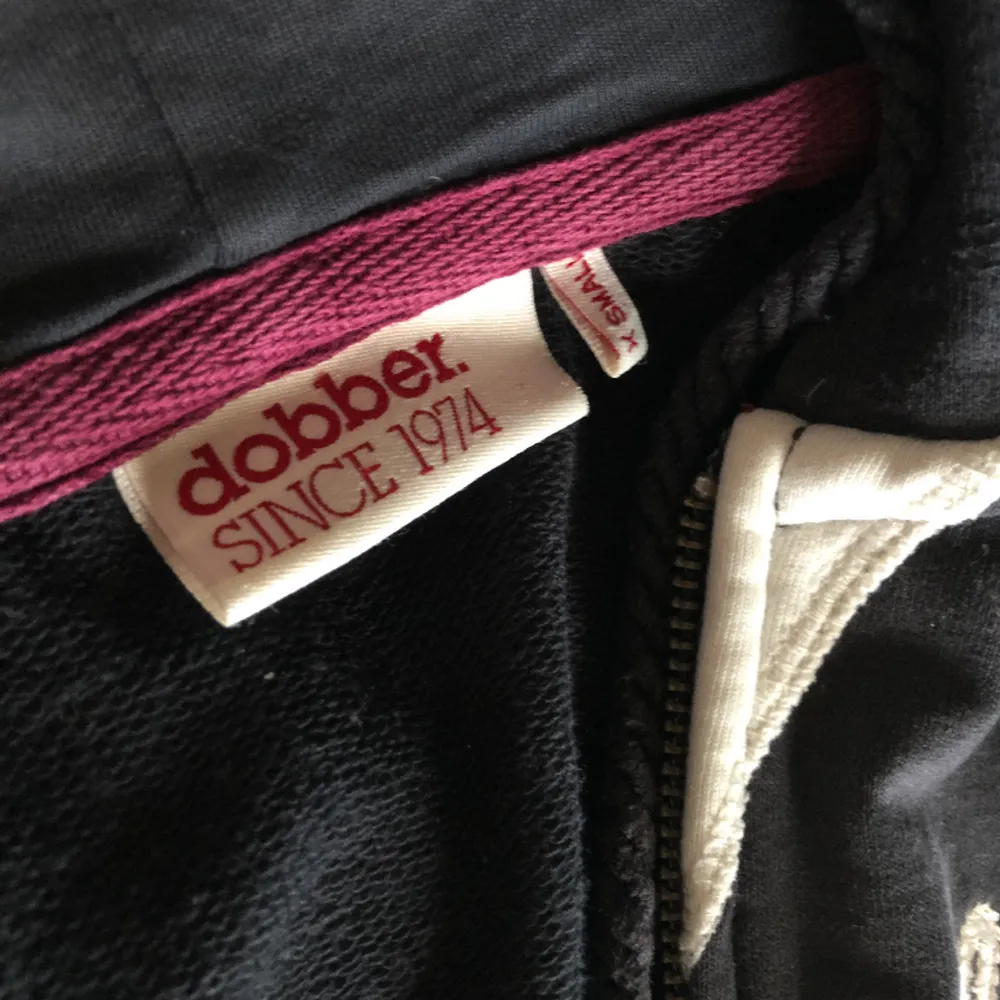 Fet zip-up hoodie från dobber. Köpt vintage fast bra skick. XS. Hoodies.