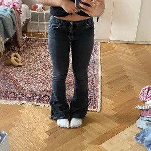 Jeans - Ett par jättefina svarta utsvängda jeans med låg midja från Bikbok. De är i storlek M men är rätt stretchiga och har längden 31. Ordinariepriset var 599kr. Skriv vid frågor eller intresse!💘