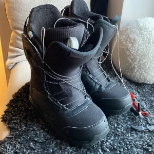 Snowboardskor / snowboardboots - Iprincip helt nya, testade 3 dagar. Säljer pga av köpt nya. Storlek Rut 42 men passar mig som e 38/39 o skulle säga att med en mindre strumpa så även en 40.