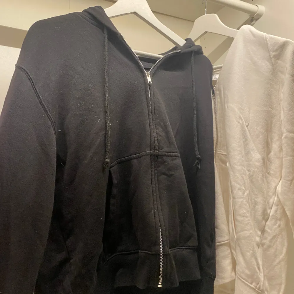 Två stycken zip up hoodies som är bra till alla årstider och passar till allt! Perfekt bas plagg som är i väldigt bra skick!🖤🤍. Hoodies.