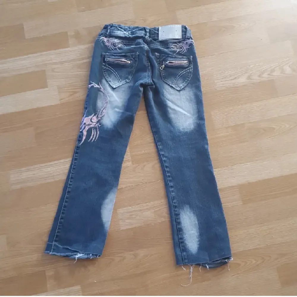Fett snygga crazy age jeans från 2000 talet som är lågmidjade. Köptes från en annan säljare, men var för korta för mig:( startpris 1200 men pris kan absolut diskuteras!!!!. Jeans & Byxor.