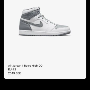 Air Jordan 1 Retro High OG  - Ett par jordans som inte finns att köpa i butiker osv. Vann dom på sns och köpte dom för 2049kr. Väldigt välskötta knappt använda kvitto finns både gråa och vita snören finns boxen skickas med :) 