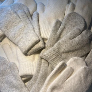 STICKADE VANTAR - Helt nya stickade vantar!! Så varma och mysiga nu under vintern. De är fodrade. Säljer både grå och vita. 249kr för två par (inklusive frakt)❄️🤍 