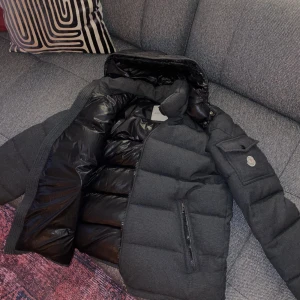 Moncler jacka  - Moncler Montgenevre strlk 5 dvs Large. Använd men i gott skick. Kvitto fås såklart med. 