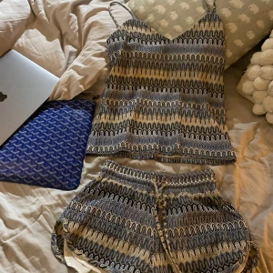 Mönstrat sett - Jätte vackert sett med linne och shorts, väldigt unikt! Passar xs-s. Har tyvärr inga bilder på men sitter bra på mig som är 36 i vanliga fall 💕