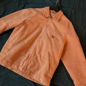 Carhartt Detroit Elba - Carhartt jacka i normal passform med tre framfickor samt en innerficka.  Storlek: L Pris: 650kr