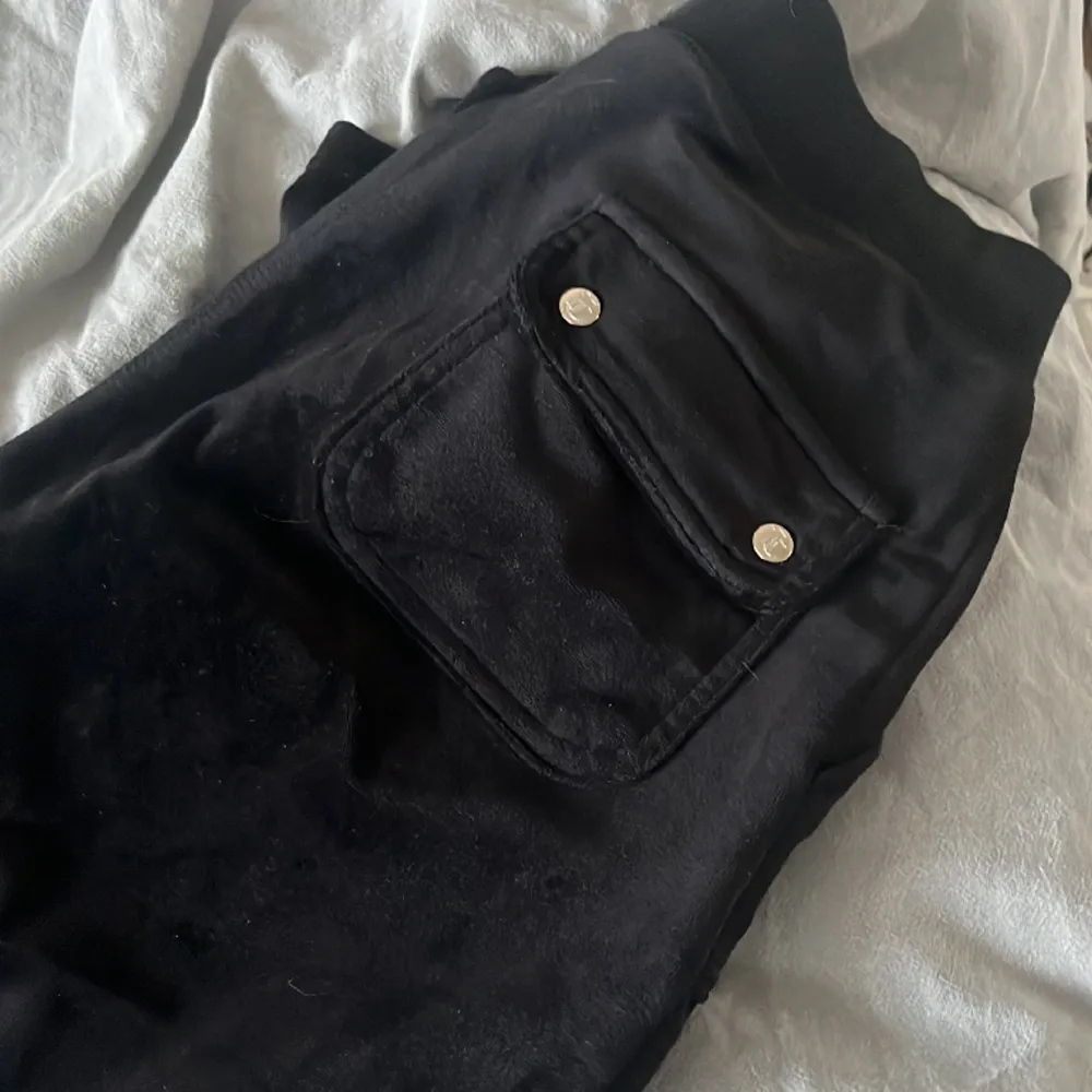 Ett par svarta juicy couture byxor, i fint skick. 💘 (frakt tillkommer) . Jeans & Byxor.