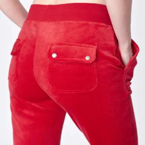 (SÖKER!!!) Röda juicy couture byxor i storlek S eller M för ett rimligt pris! 