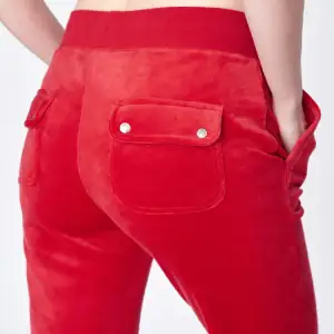 (SÖKER!!!) Röda juicy couture byxor i storlek S eller M för ett rimligt pris! 