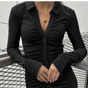 Glitter klänning - Säljer min svarta glitterklänning då den inte kommit till användning. Slutsåld på hemsidan och använd en gång. Som ny! Skicka för fler bilder