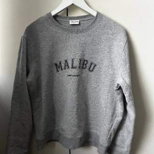 Säljer min Saint Laurent Sweatshirt då den blivit för liten för mig! Storlek är L men väldigt liten i storlek så skulle säga den sitter som S/M, Condition skulle jag säga är 8/10! 