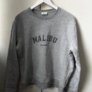 Saint Laurent Sweatshirt - Säljer min Saint Laurent Sweatshirt då den blivit för liten för mig! Storlek är L men väldigt liten i storlek så skulle säga den sitter som S/M, Condition skulle jag säga är 8/10! 