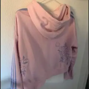 En rosa Adidas hoodie i storlek 34  Aldrig använd  Kan både skicka eller mötas upp 